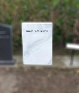 witte grafsteen Halderberge