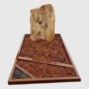 Cortenstaal grafmonument met versteend hout