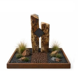 natuurlijke-ruwe-grafsteen-zuilen-basalt-zuilen-verbonden-met-elkaar-met-cortenstaal-omranding