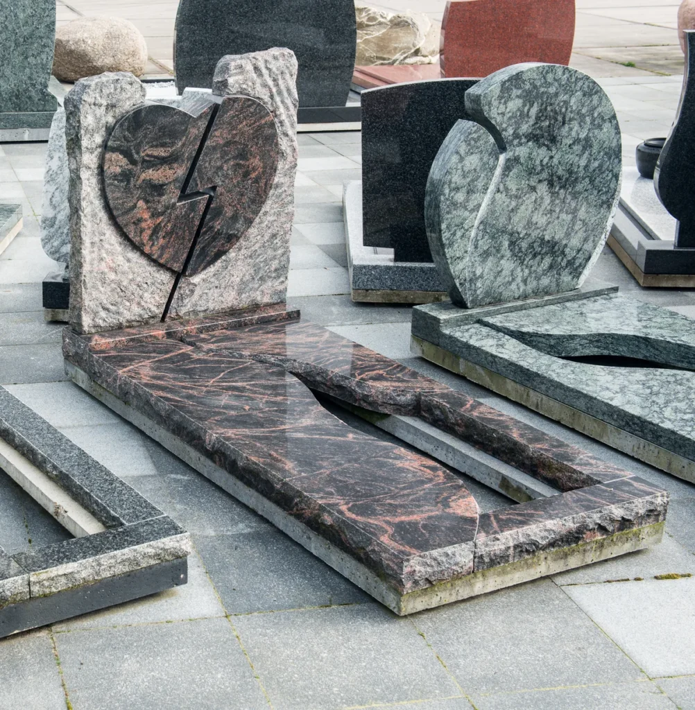 Grafmonumenten met hartmodel in de showtuin van Wagemaker