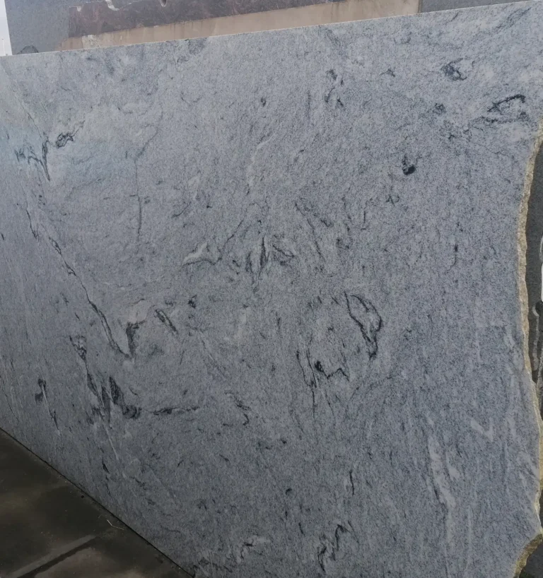 Wishcount White graniet, grijs-wit met een golvende tekening